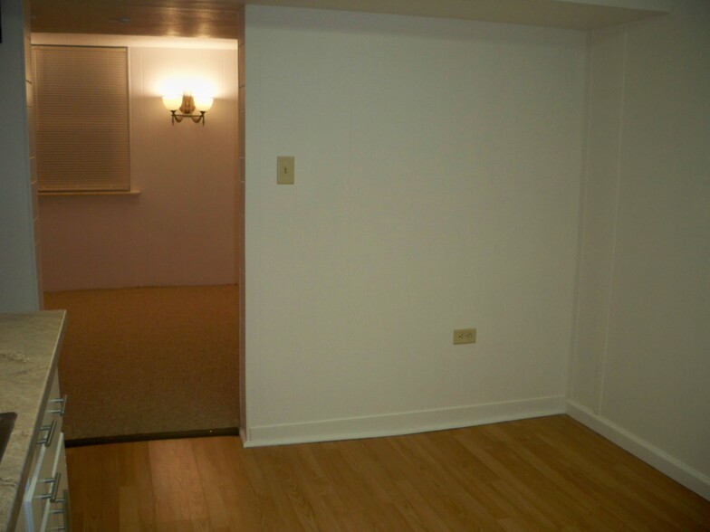 Building Photo - 331 W Cedar St
