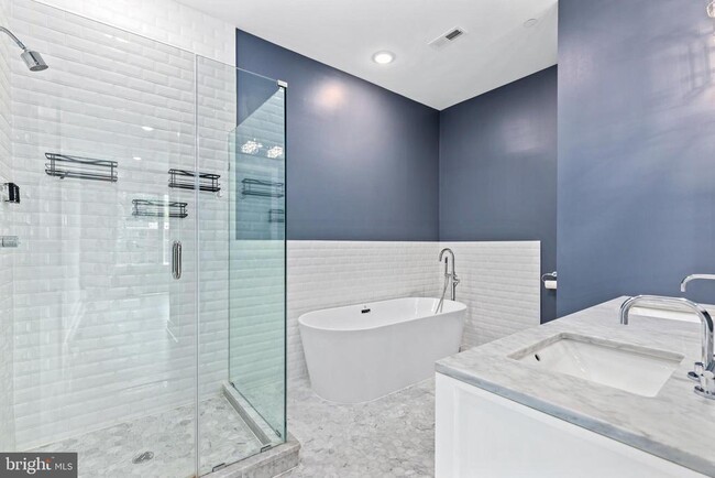Building Photo - 1240 Raum St NE