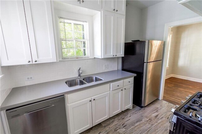 Building Photo - 1918 Robbins Pl