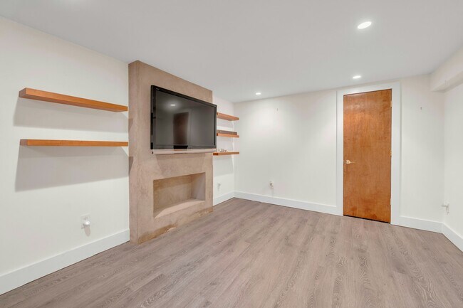 Building Photo - 278 Maple St