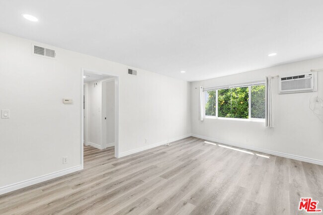 Building Photo - 10634 Holman Ave