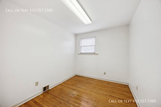 Building Photo - Clean and Updated 2 Bedroom 1 Bath apartme...