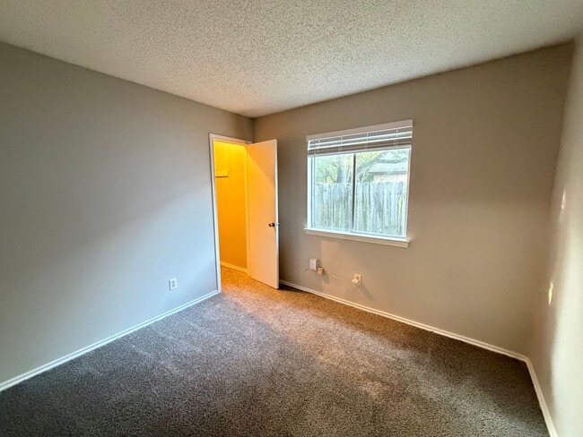 Building Photo - SINGLE STORY 3 BEDROOM HOME IN NORTHWEST C...