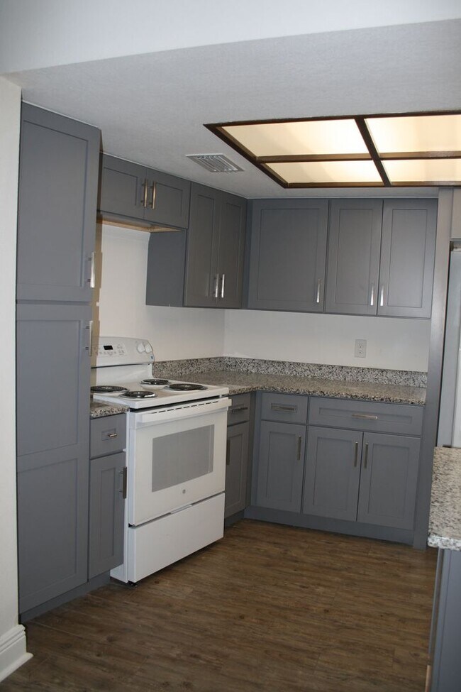 Building Photo - Enjoy Peaceful Living in this Northdale Co...