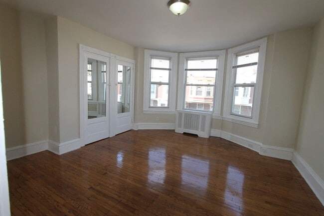 Building Photo - 124 W Pomona St