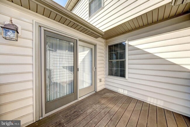 Building Photo - 689 E Walnut St