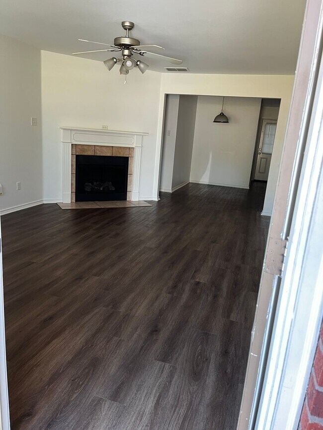 Building Photo - 2010 Seabiscuit Trce