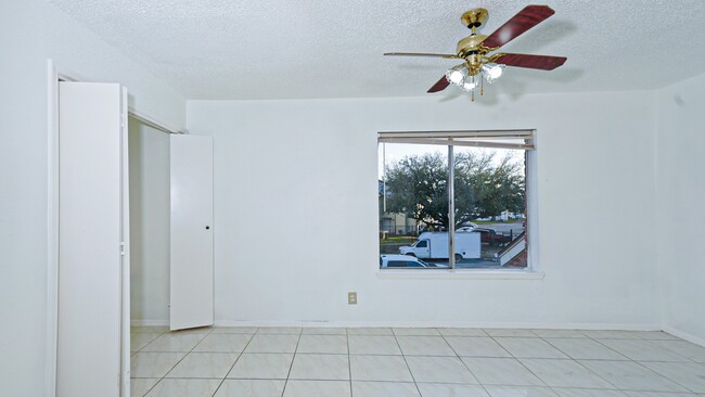 Building Photo - 10920 Village Bend Ln