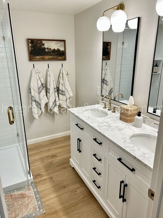 Building Photo - 9722 W Polk Dr