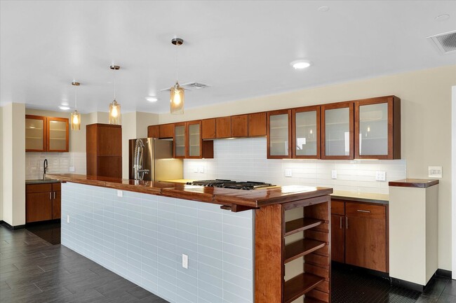 Building Photo - 3,400 SQFT CONDO IN DOWNTOWN CHAMPAIGN W/ ...