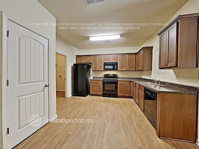 Building Photo - 906 Grenier Terrace NE