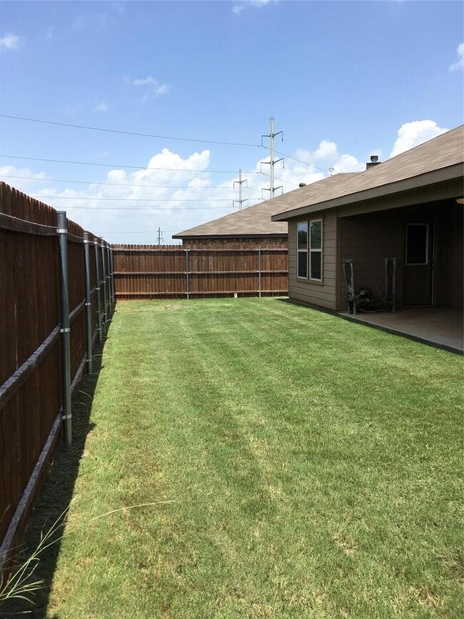 Building Photo - Wonderful 3/2/2 with covered patio! Close ...