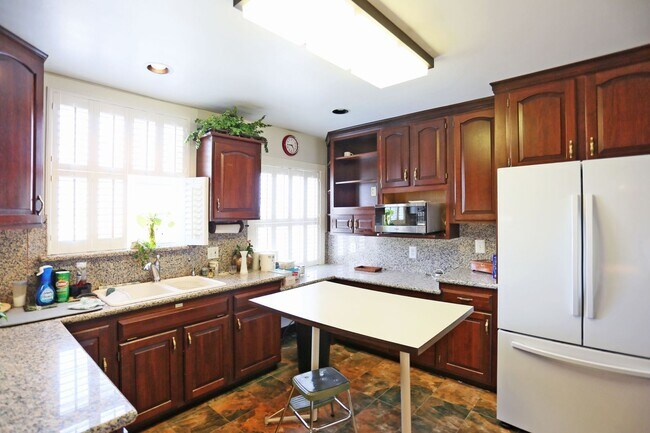 Building Photo - Two-story, 3BR/2.5BA Single family home including Lower-Level Suite with Bath & Kitchenette in Gl...