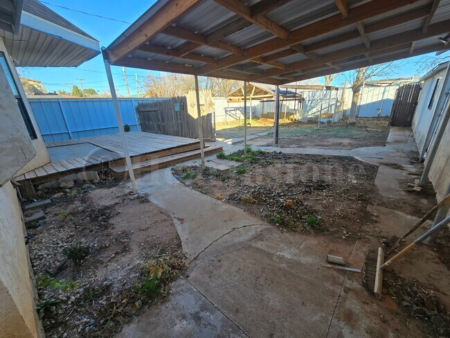 Building Photo - 1307 Gidding St