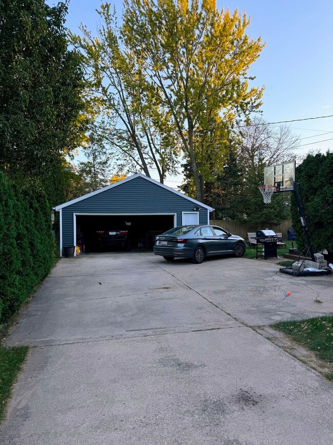 Building Photo - 207 Crescent Dr