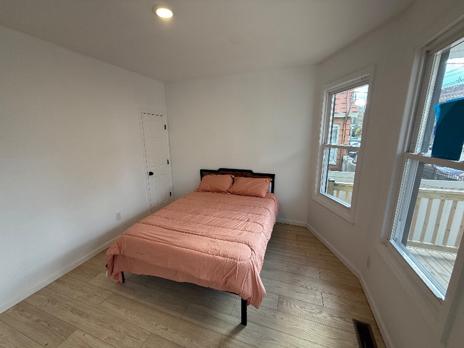 Building Photo - 32 Palm St