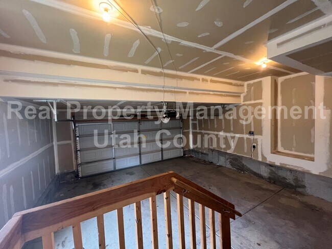 Building Photo - Pet Friendly Home with Fully fenced back yard