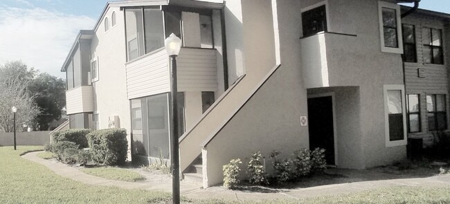 Building Photo - Beautiful Remodeled Winter Park 2/2 Condo for Rent in Front of Full Sail.