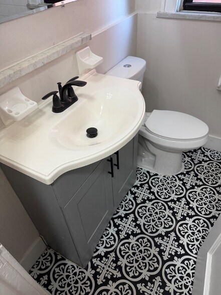 Building Photo - Charming 1 Bedroom ni CWE *1st Floor unit