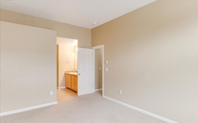 Building Photo - Bright 2BR / 2BA End-Unit Tanasbourne Condo w/ High Ceilings, Gas Fireplace, Private Balcony + At...