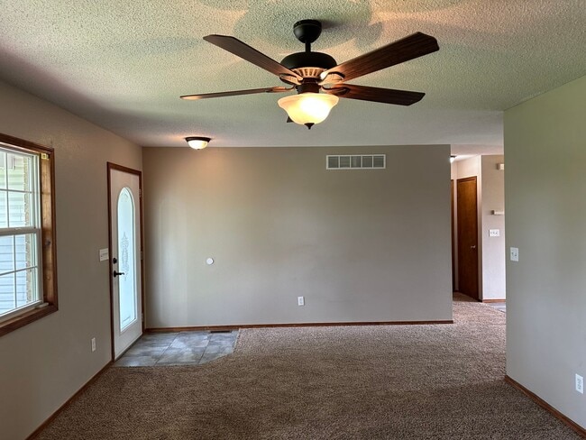 Building Photo - 4 Bed 2.5 Bath w/ Fenced Yard