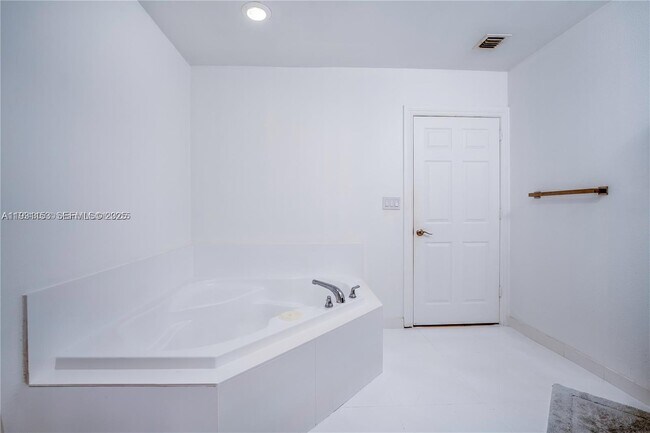 Building Photo - 3001 NE 185th St