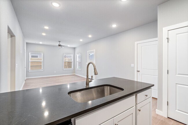 Building Photo - 276 N Hunter St