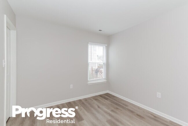 Building Photo - 10129 Green Hedge Ave