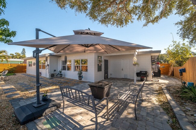 Building Photo - 415 N Shore Dr