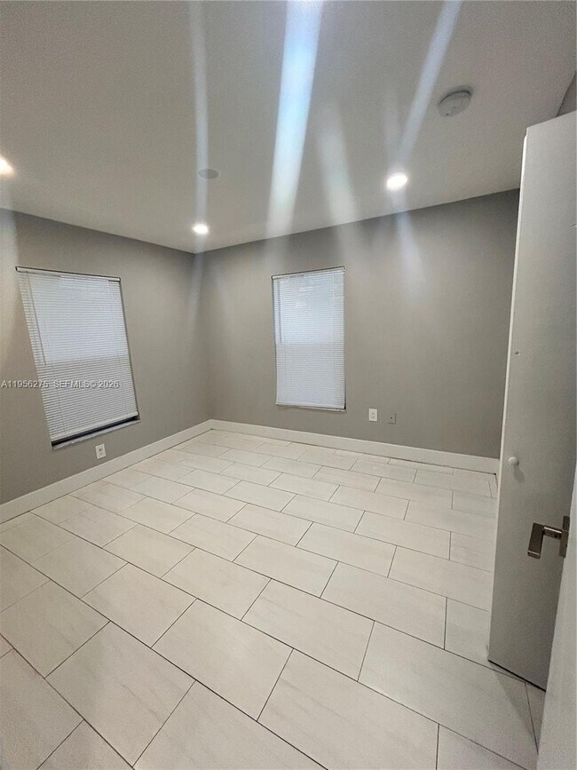 Building Photo - 1724 NW 1st Pl