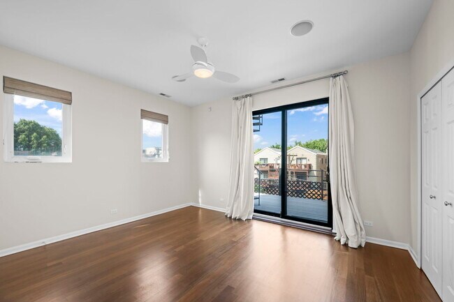 Building Photo - 876 N Hermitage Ave
