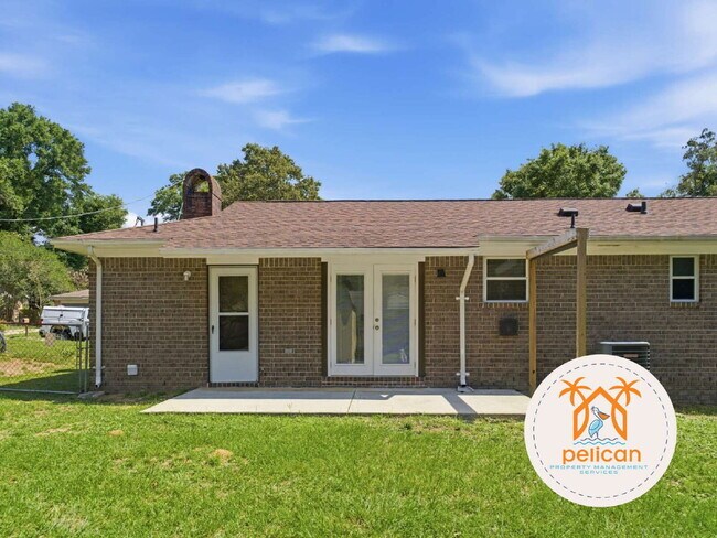 Building Photo - "Charming 3-Bedroom Retreat on Deedra Avenue - Spacious Living at 1325 Sq Ft in Pensacola!"