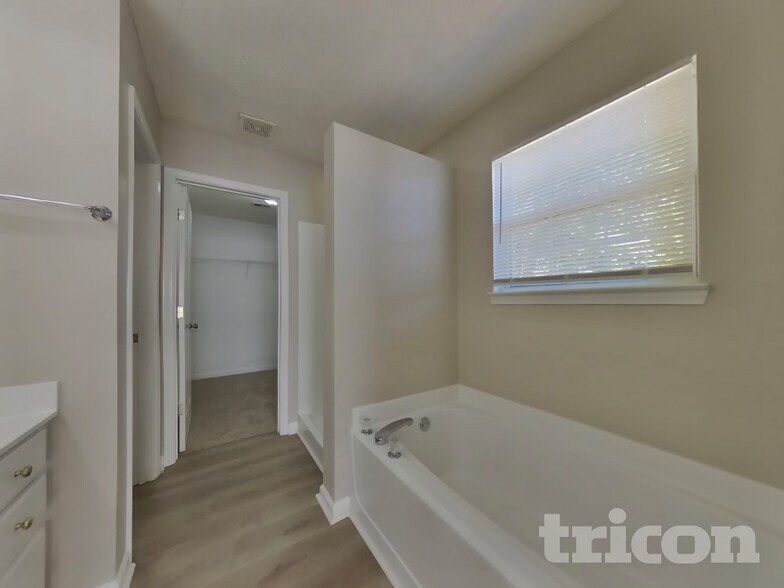 Building Photo - 6844 Bridgewood Dr