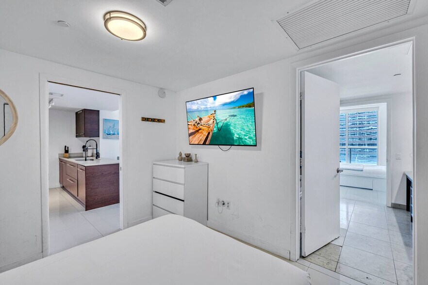 Building Photo - 481 Brickell Ave