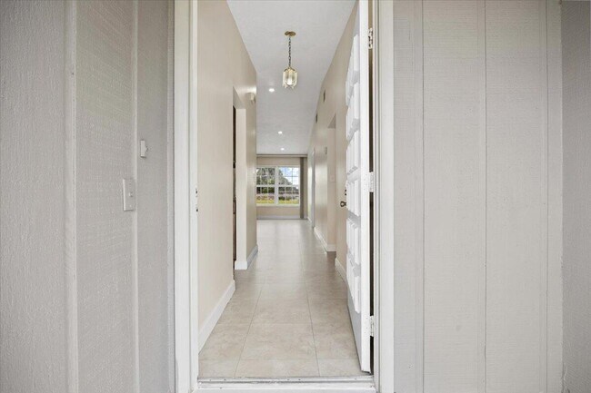 Building Photo - 5540 Lakewood Cir S
