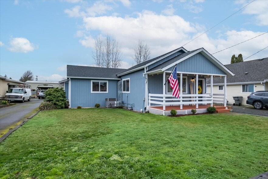 Building Photo - 365 S 15th St