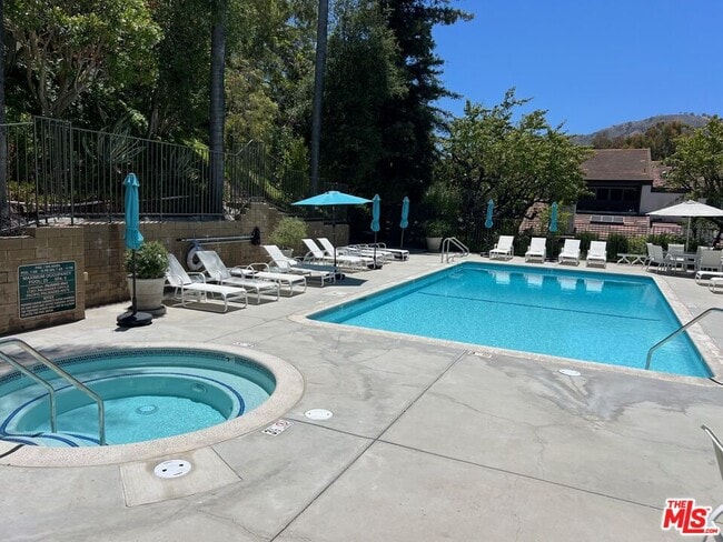 Building Photo - 1580 Palisades Dr