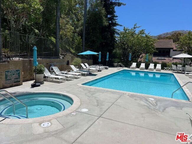 Building Photo - 1586 Palisades Dr