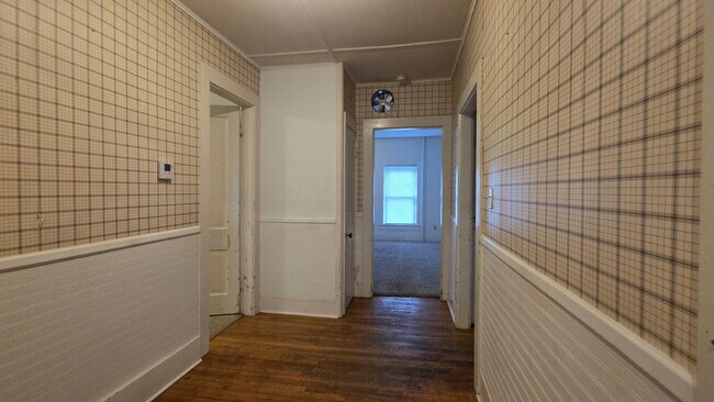 Building Photo - "Cozy & Convenient 2-Bedroom Duplex In Neenah – 800 Sq Ft of Comfortable Living!"