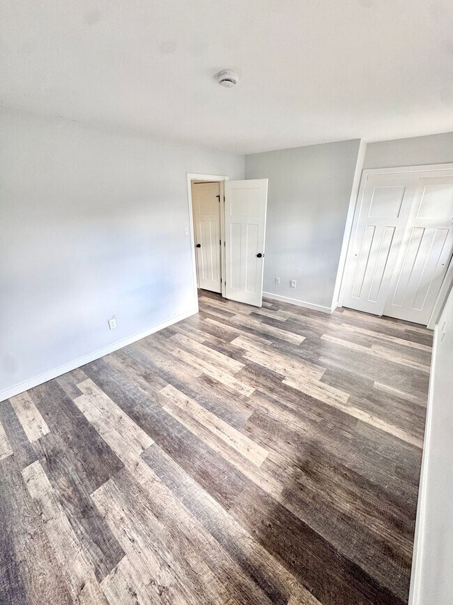 Building Photo - COMPLETELY REMODELED THREE BEDROOM Twin