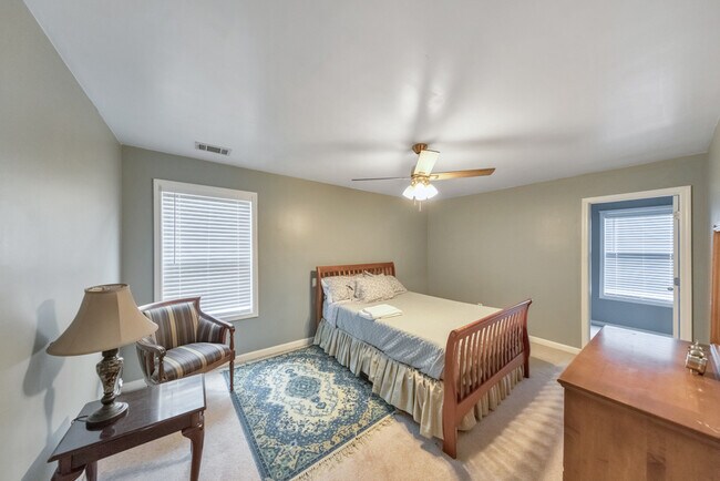 Building Photo - 179 Holbrook Dr