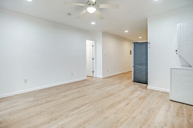 Building Photo - 905 W Abram St