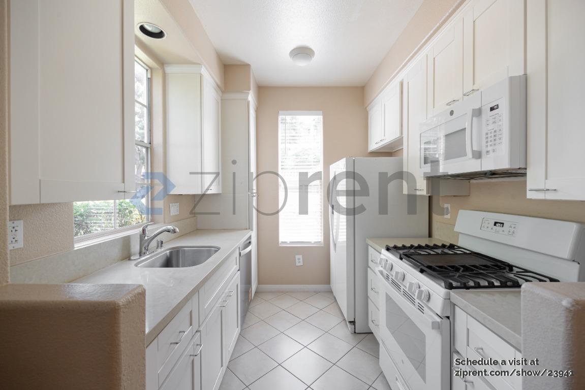 Building Photo - 3550 Caminito El Rincon