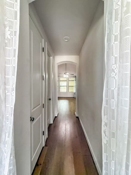 Building Photo - 112 Rosebush Dr