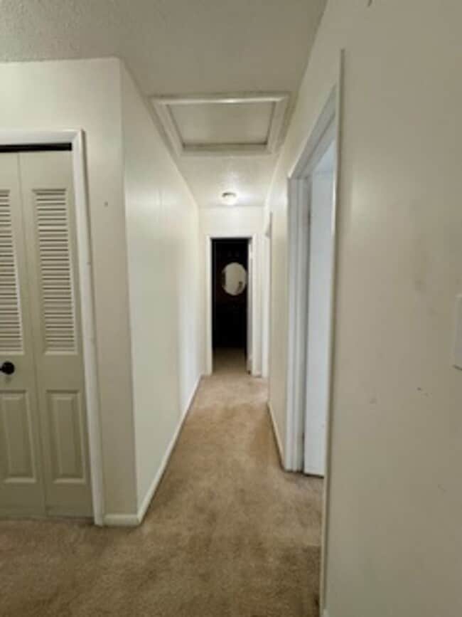Building Photo - Beautiful 4 Bedroom Townhome