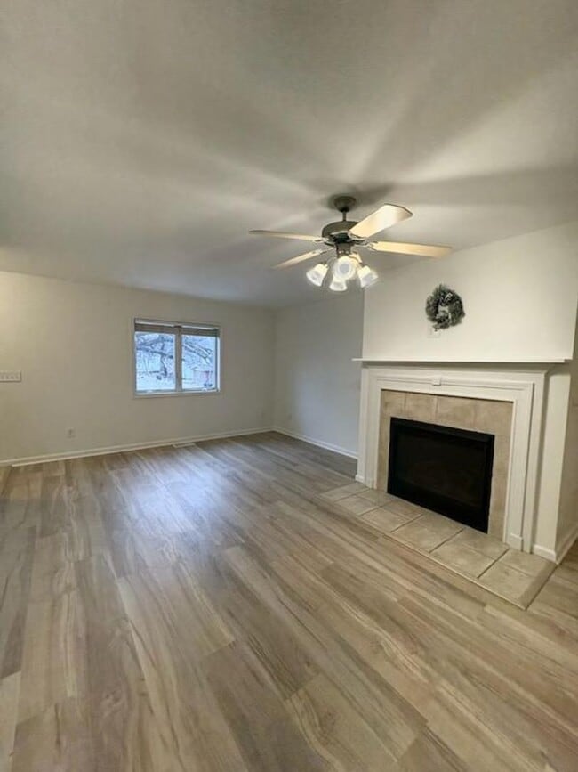 Building Photo - Updated Townhouse near Downtown Bloomington!