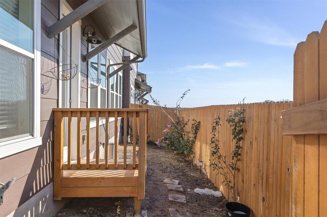 Building Photo - 1020 Vista View Dr