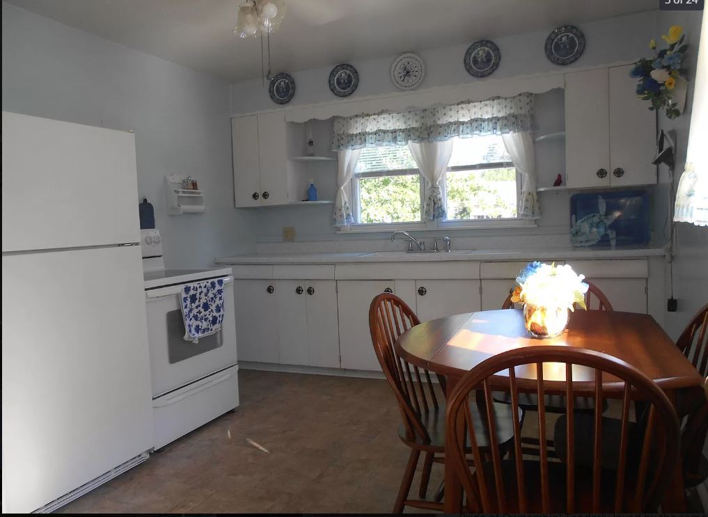 Eat in kitchen (all appliances stay) - 915 Marie Ave