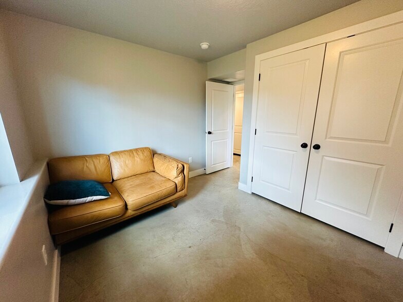 Building Photo - 583 N 400 E