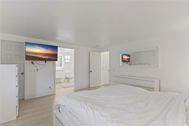 Building Photo - 5620 Lagoon Dr